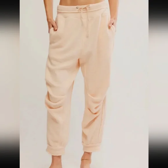 New! Free People Day Off Fleece Oversized Joggers in Tender Peach - Picture 1 of 7